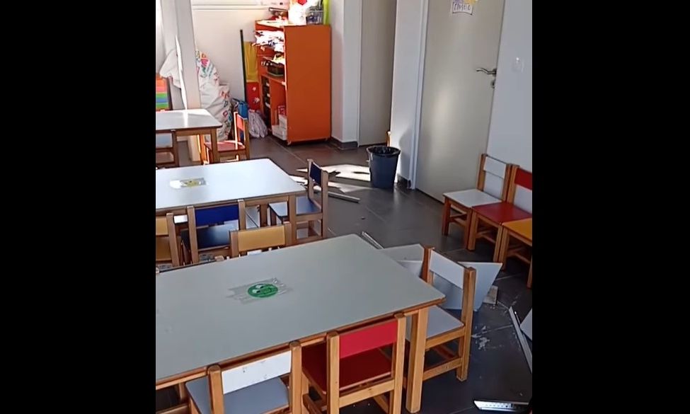 Έπεσε ταβάνι σε αίθουσα Νηπιαγωγείου που στεγάζεται σε εξέδρες γηπέδου!