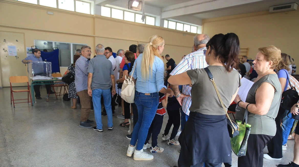 ΠΑΣΟΚ: Έκλεισαν οι κάλπες – Ψήφισαν πάνω από 300.000