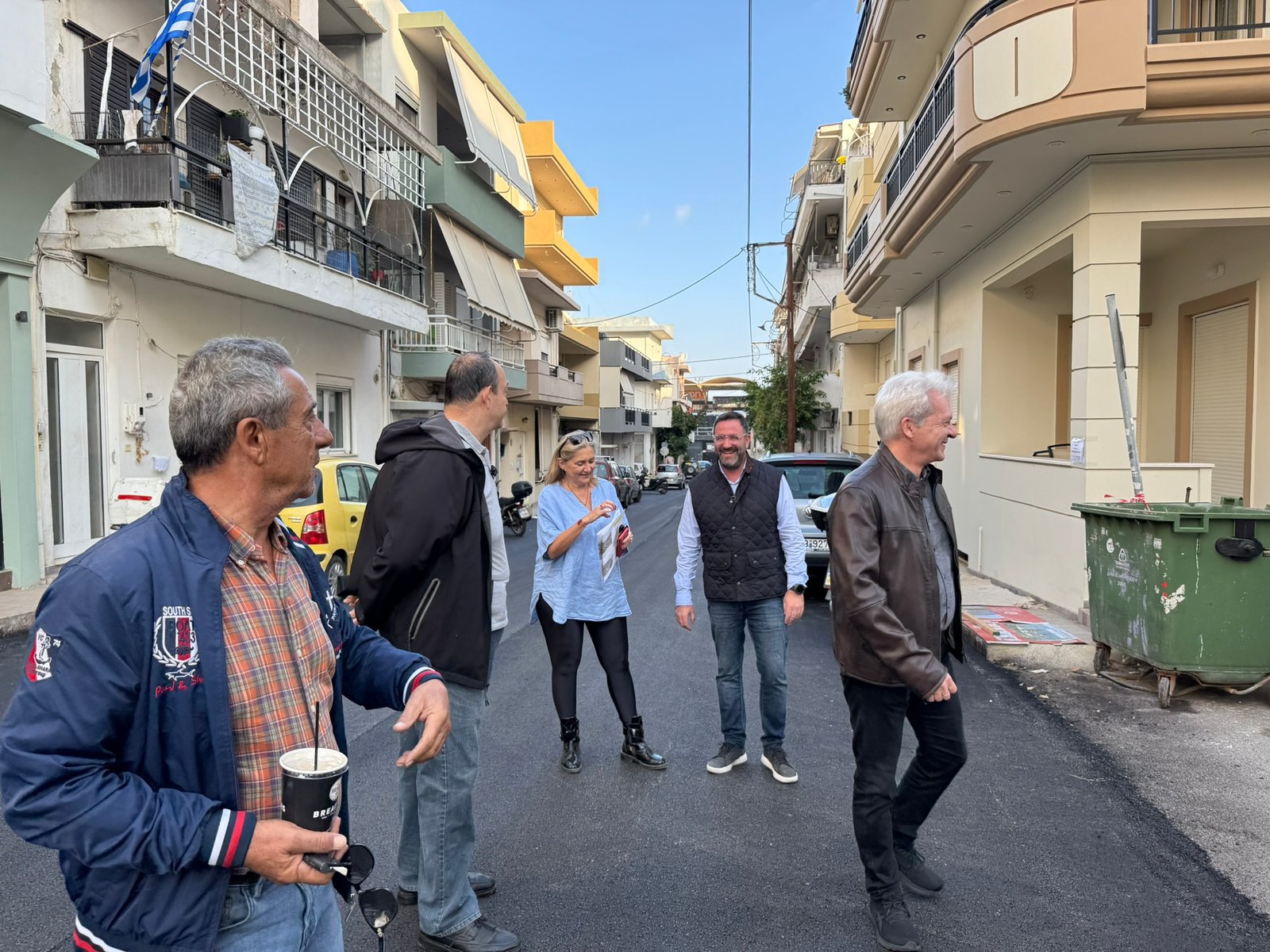 Στις εργασίες ασφαλτόστρωσης στα Καμίνια ο Αλέξης Καλοκαιρινός