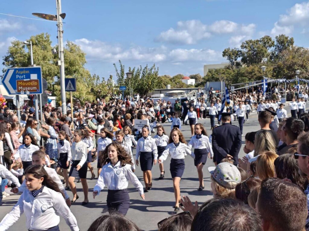 Πλήθος κόσμου στην παρέλαση στο Ηράκλειο (Photos)