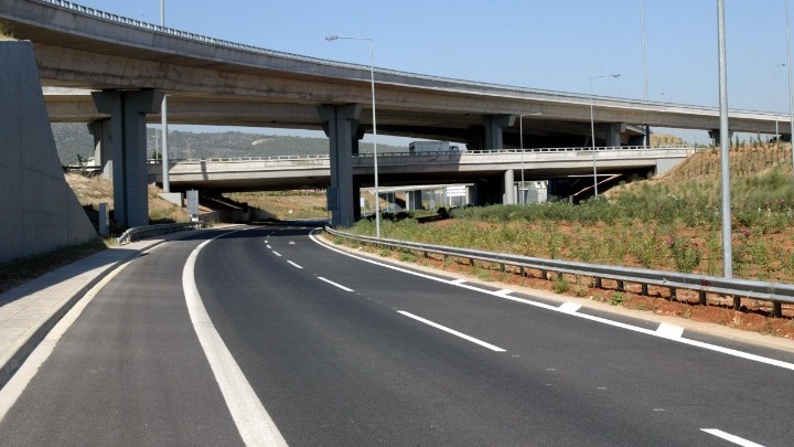 Σήμερα καταβάλλονται τα 3,27 δισ. ευρώ για την Αττική Οδό – Φθηνότερα τα διόδια από την Κυριακή
