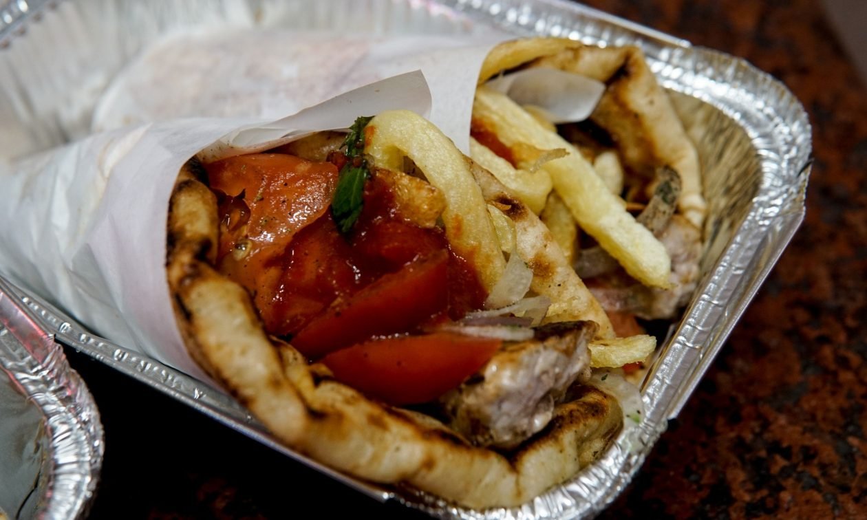 Ακρίβεια: Νέες αυξήσεις στο σουβλάκι το επόμενο διάστημα – Πού θα φτάσει η τιμή του