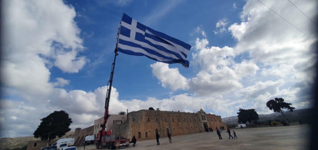 Επιβλητική η ελληνική σημαία στο Αρκάδι…
