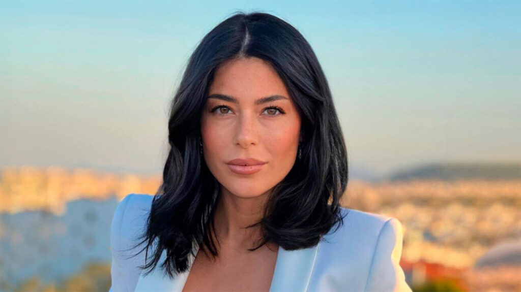 Αφροδίτη Λατινοπούλου: Εμμένει στις θέσεις της για την κηδεία Σημίτη και υποστηρίζει ότι οι αντιδράσεις είναι πολλές