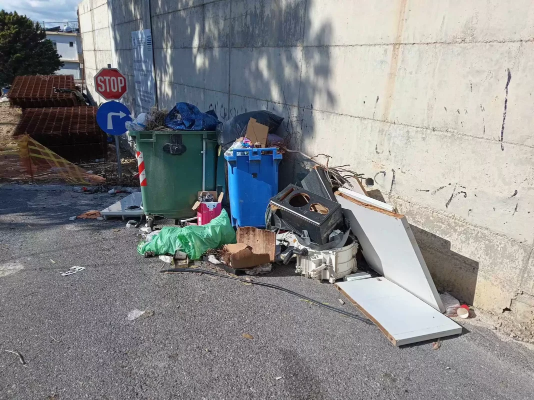 Γνωστή παιδίατρος καταγράφει την ντροπιαστική κατάσταση με τα σκουπίδια στο Ηράκλειο