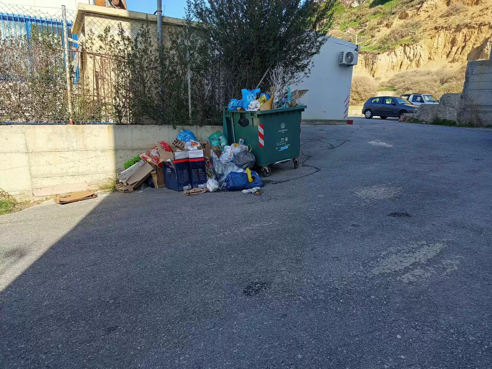 Σκουπίδια στην οδό Ειρήνης και Φιλίας στο Ηράκλειο – Θα τα μαζέψουν με το νέο… έτος;