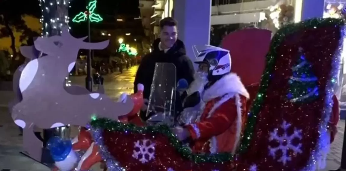 Θεσσαλονίκη: Οδηγός ντελίβερι σε ρόλο Άγιου Βασίλη – Μετέτρεψε το μηχανάκι του σε έλκηθρο