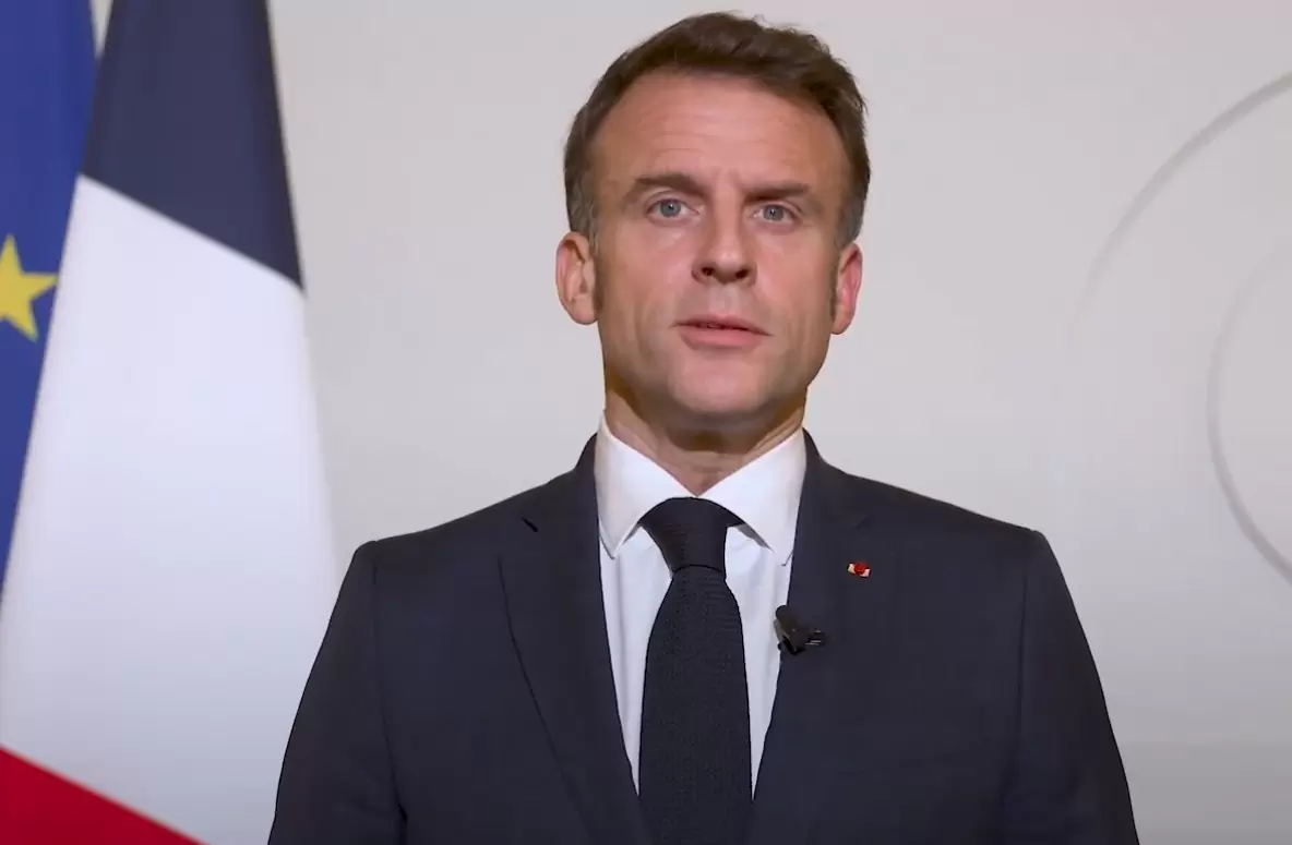 Γαλλία: Ο Μακρόν, που αρνείται να παραιτηθεί, αναζητεί σταθερή κυβέρνηση