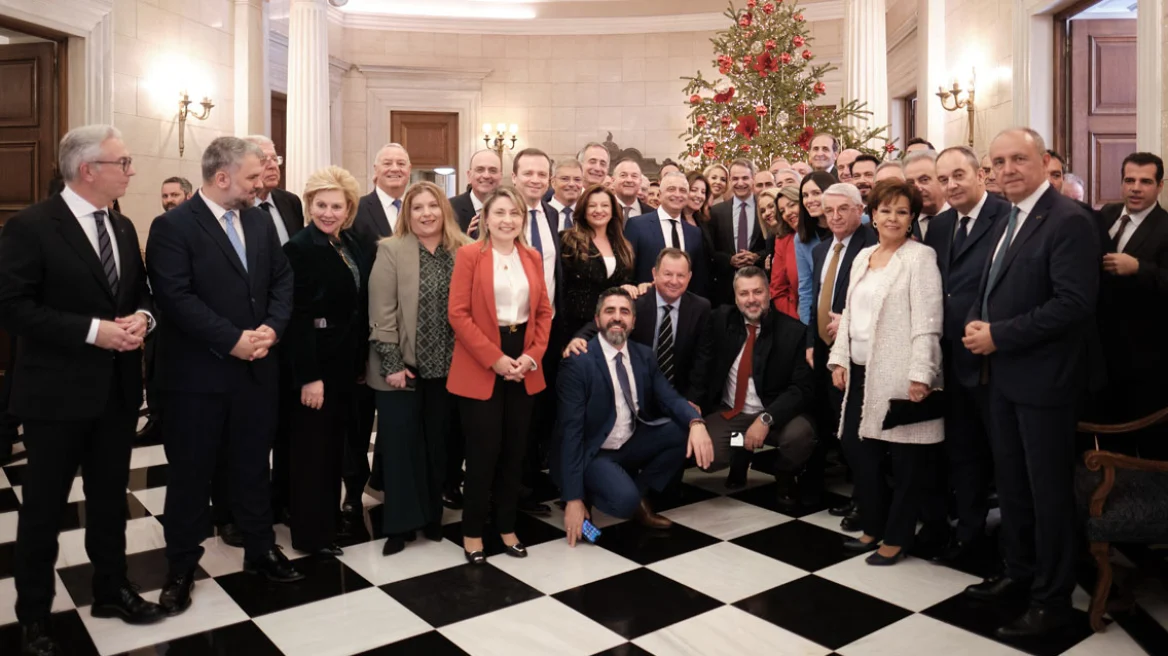 Selfies, ευχές και τσικουδιές στην εορταστική συνάντηση Μητσοτάκη με βουλευτές της ΝΔ