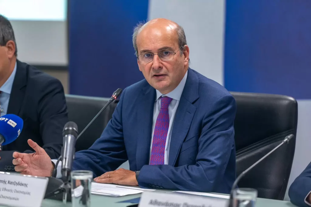 K. Χατζηδάκης: Η οικονομία υπεραπέδωσε και το 2024 – Το πρωτογενές πλεόνασμα θα φτάσει το 3,5%