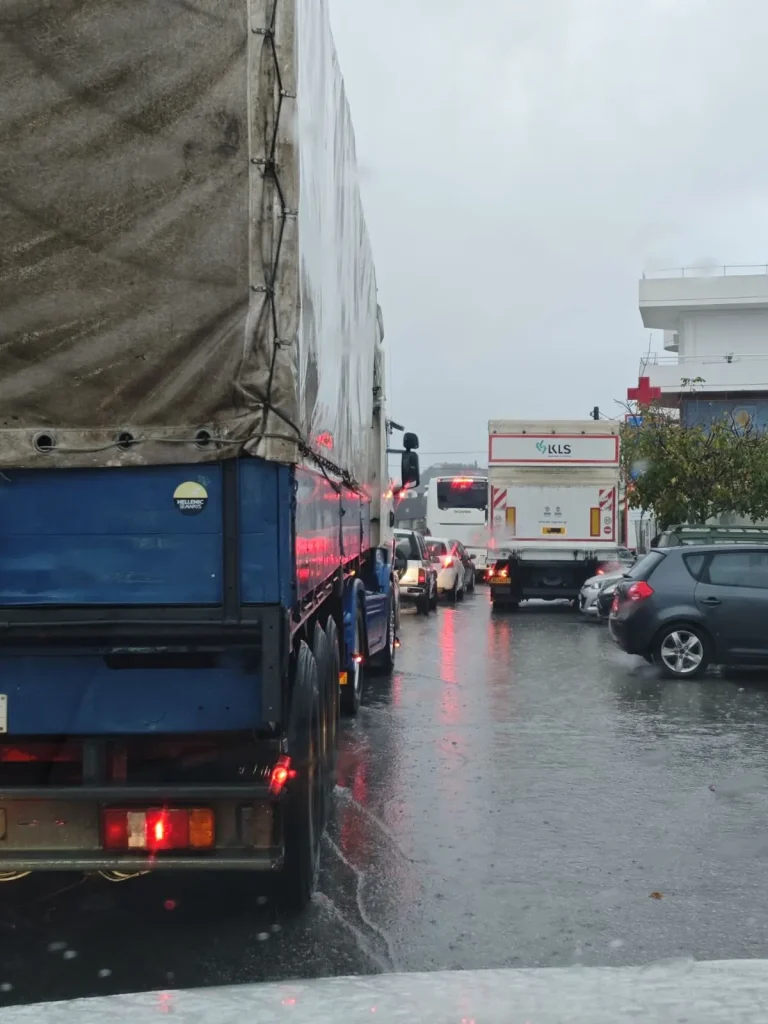 Κομφούζιο στο Ηράκλειο λόγω των βροχών  – Προβλήματα στους δρόμους με την κυκλοφορία να διεξάγεται δύσκολα