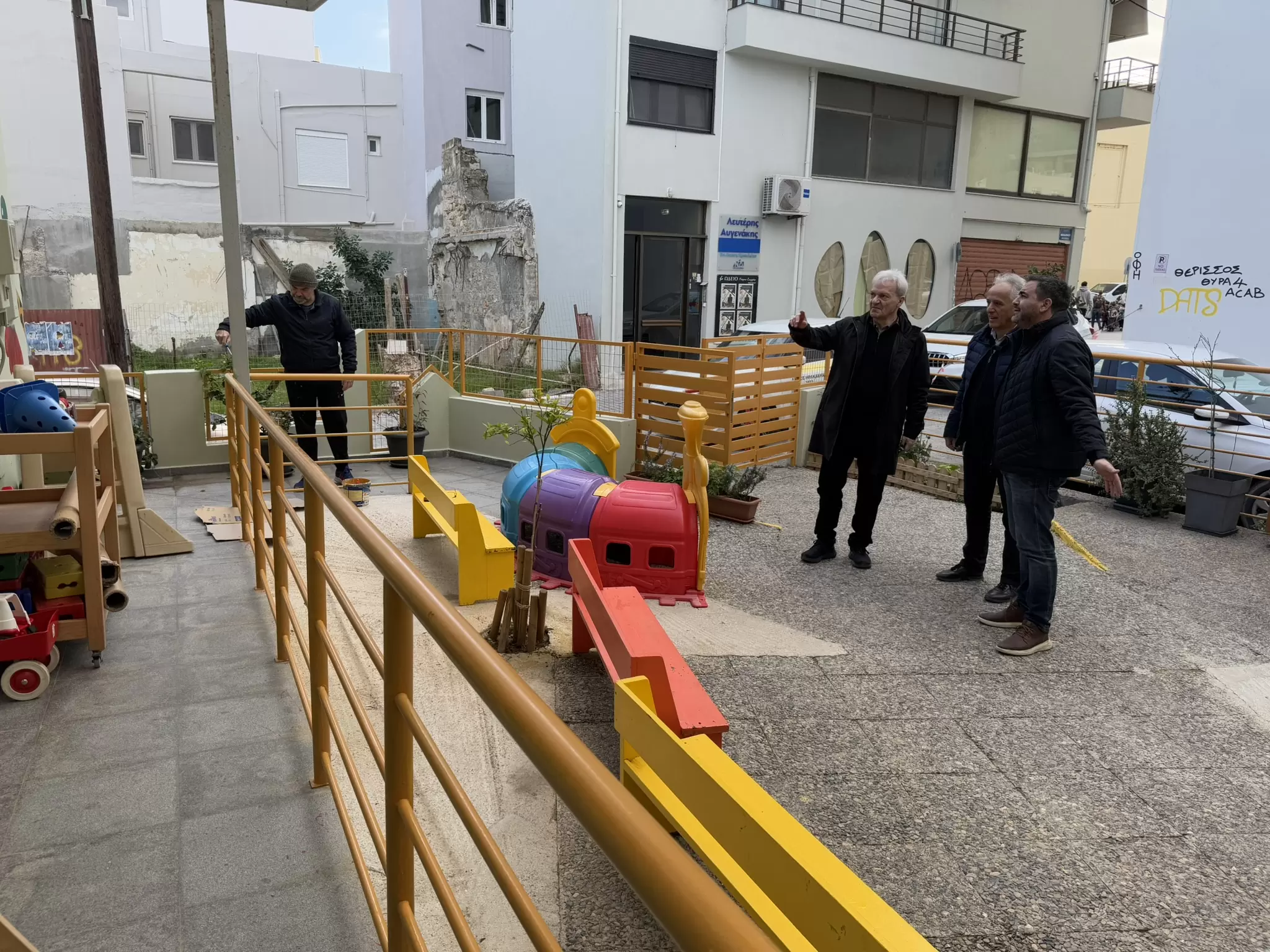 Εργασίες κατασκευής ραμπών και προσβάσιμων χώρων υγιεινής για ΑμεΑ σε 75 σχολικά κτήρια του Δήμου Ηρακλείου