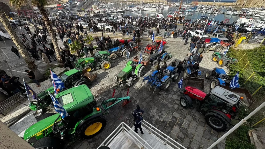 Στην Αποκεντρωμένη Διοίκηση Κρήτης οι διαδηλωτές αγρότες, κτηνοτρόφοι, μελισσοκόμοι και αλιείς