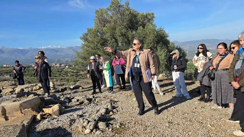 Με επιτυχία η ξενάγηση στις αρχαιότητες των Αρχανών στο πλαίσιο των «Χαρτοδιαδρομών… στο Δήμο μας»