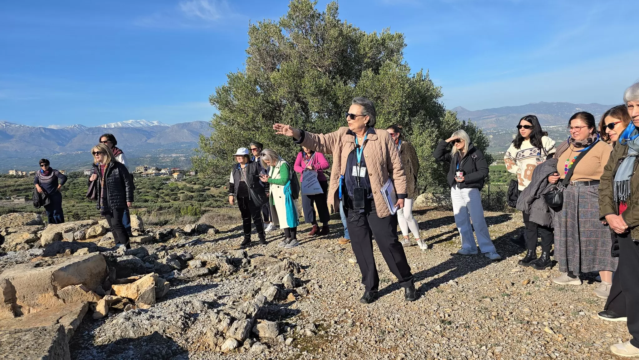 Με επιτυχία η ξενάγηση στις αρχαιότητες των Αρχανών στο πλαίσιο των «Χαρτοδιαδρομών… στο Δήμο μας»