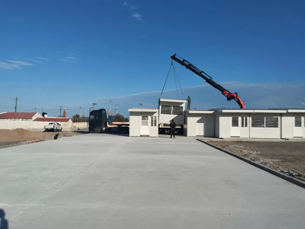 Έφθασαν οι πρώτες αίθουσες για την μετεγκατάσταση του ΕΝΕΕΓΥΛ και του ΕΕΕΕΚ στη Νέα Αλικαρνασσό