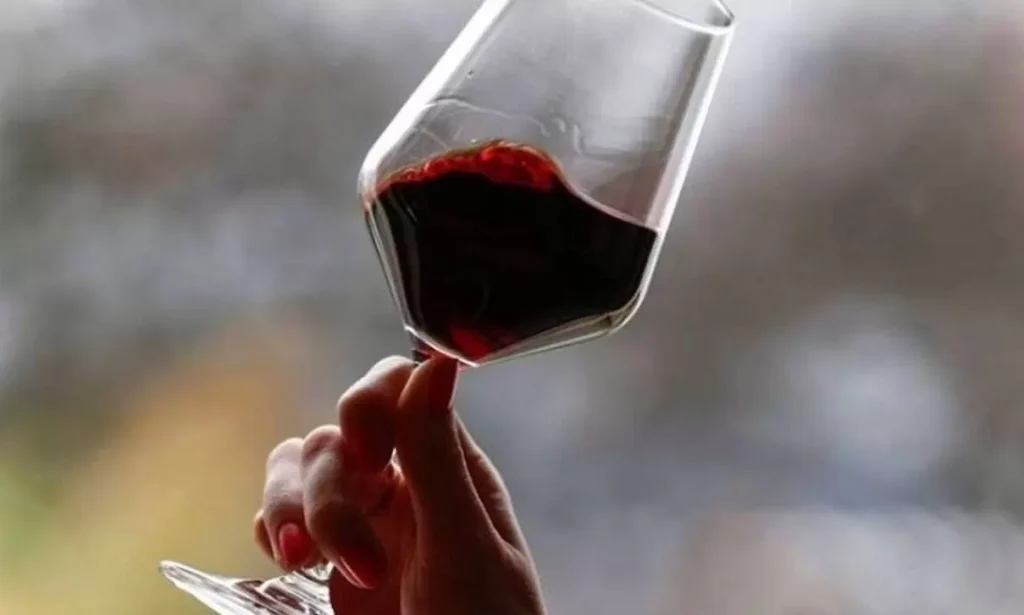 Πώς να αφαιρέστε λεκέδες από κόκκινο κρασί αποτελεσματικά και εύκολα