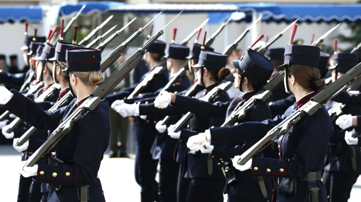 Κρίσεις στις Ένοπλες Δυνάμεις: «Σπάνε» την επετηρίδα, «φρενάρουν» τις παραιτήσεις – Όλα τα ονόματα