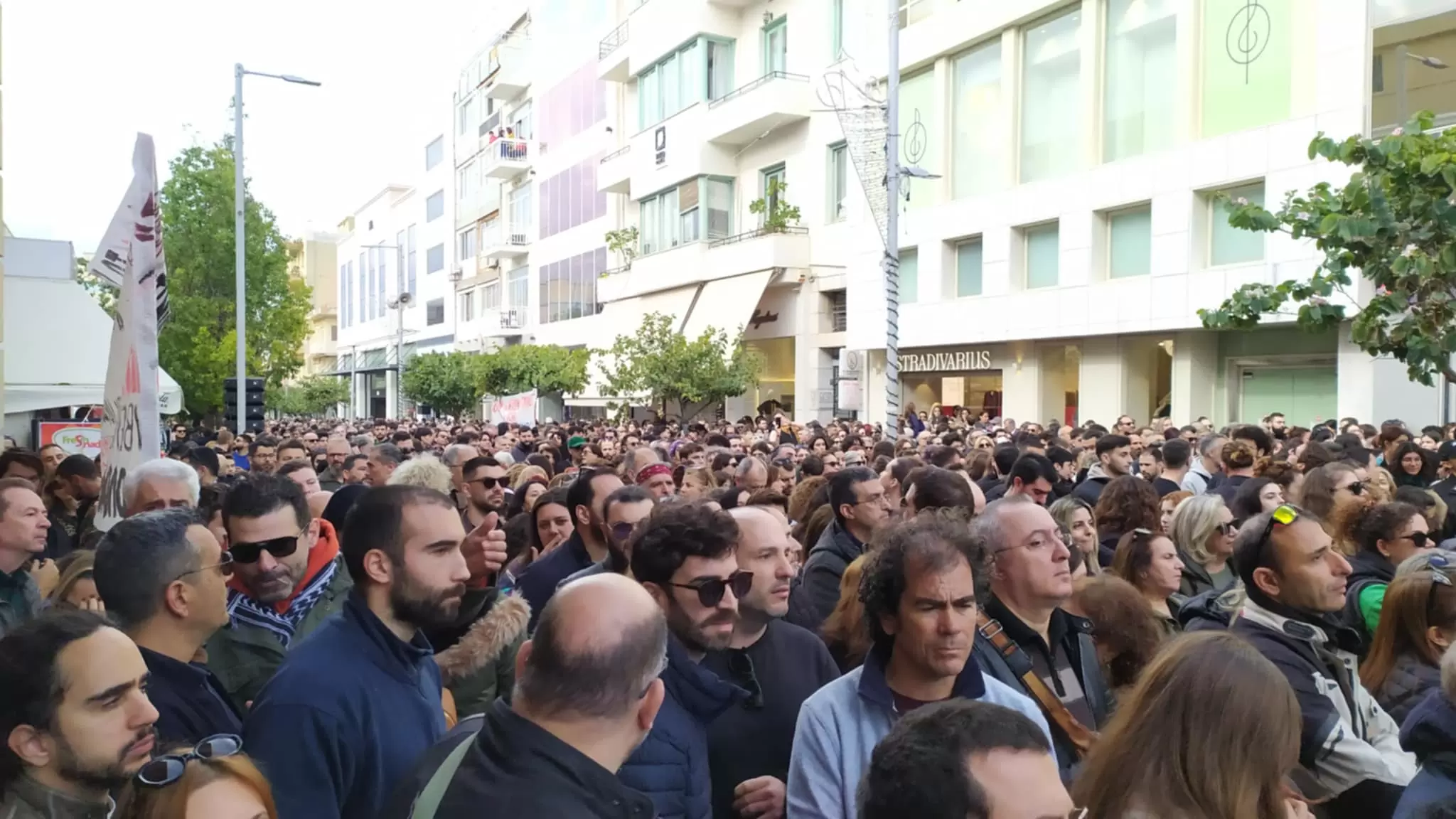 «Πλημμύρισε» από κόσμο το κέντρο του Ηρακλείου για τα Τέμπη