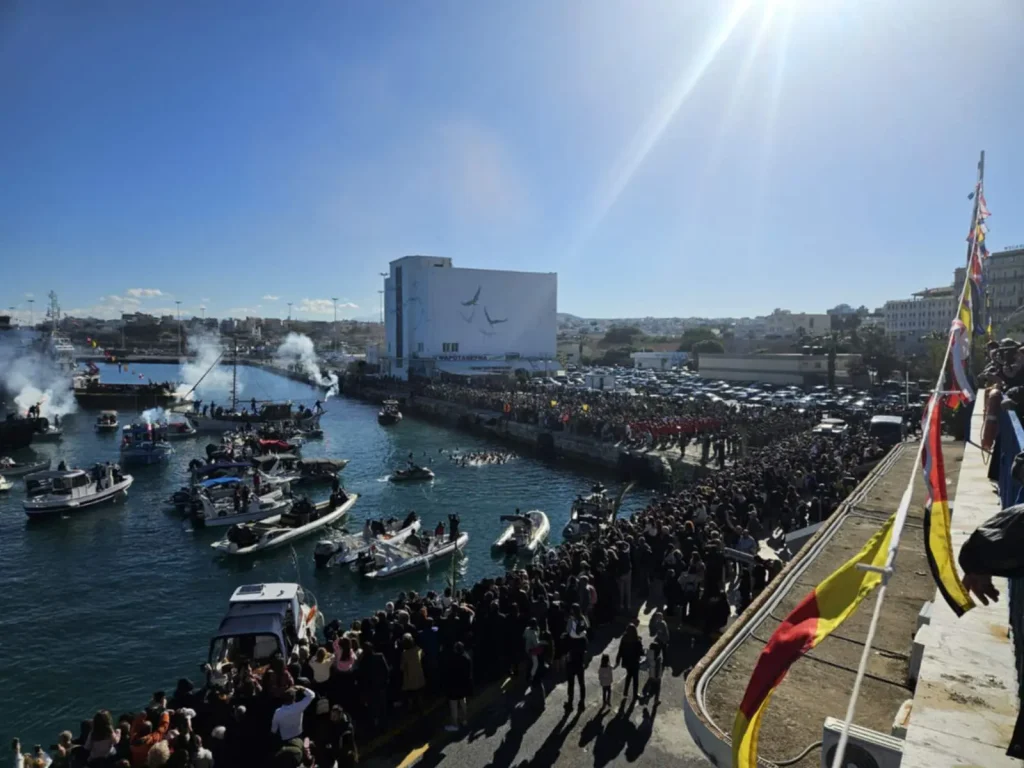 Θεοφάνια, στο Ηράκλειο: Αστυνομικός έπιασε πρώτος τον σταυρό (Φώτο και Βίντεο)
