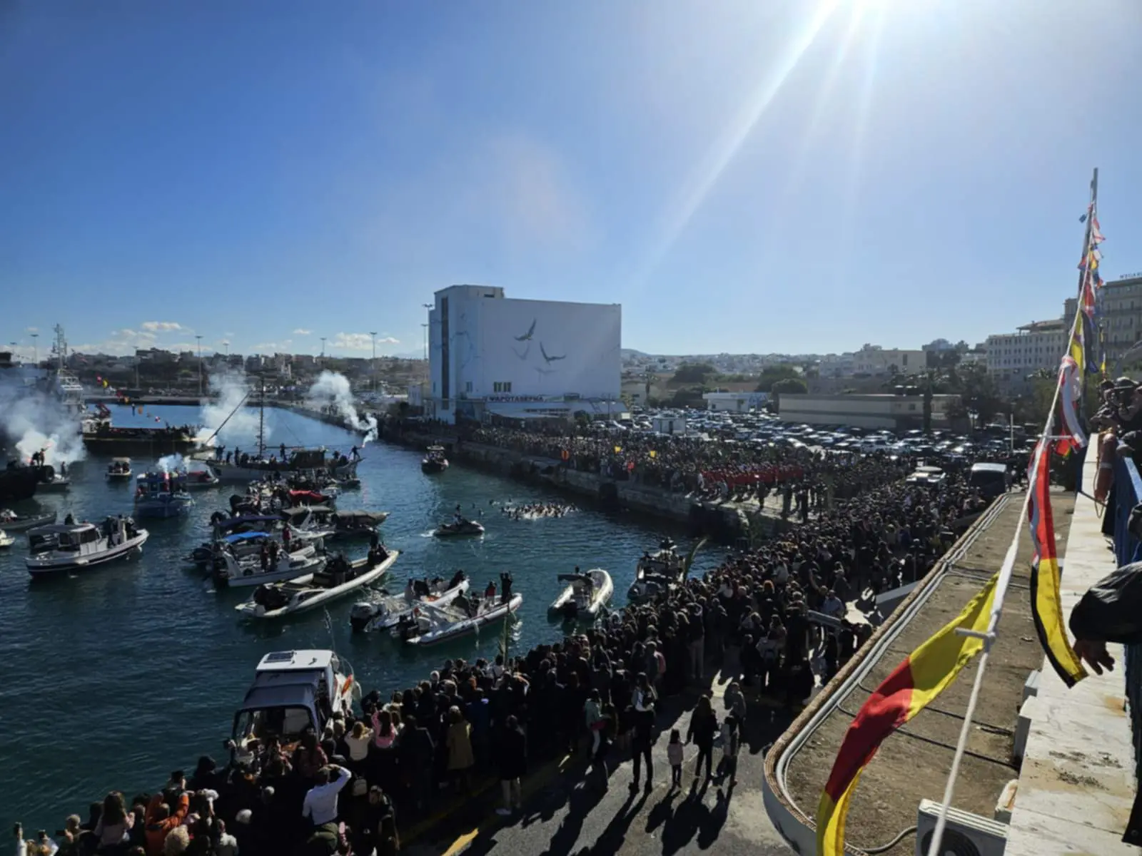 Θεοφάνια, στο Ηράκλειο: Αστυνομικός έπιασε πρώτος τον σταυρό (Φώτο και Βίντεο)