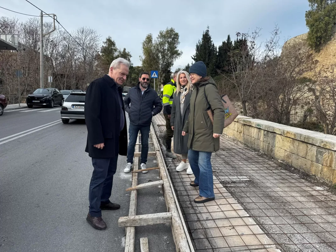 Στα έργα της πεζής διαδρομής της λ. Ικάρου ο Δήμαρχος Ηρακλείου