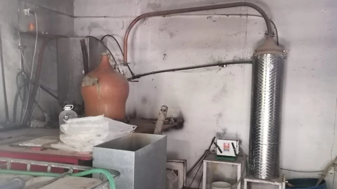 Δυο χτυπήματα σε Αργολίδα και Κρήτη για λαθραία ποτά και παράνομες αποστακτικές μηχανές