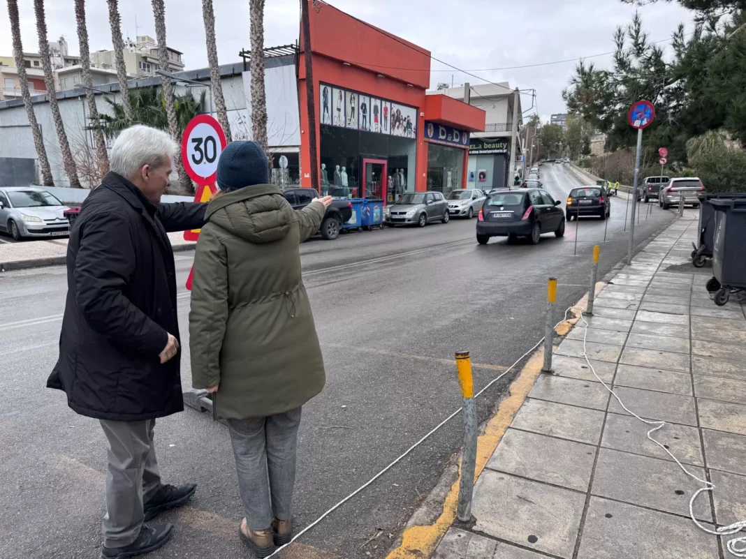 Στις εργασίες διαμόρφωσης της πρώτης πεζής διαδρομής προς το κέντρο ο Αλ. Καλοκαιρινός