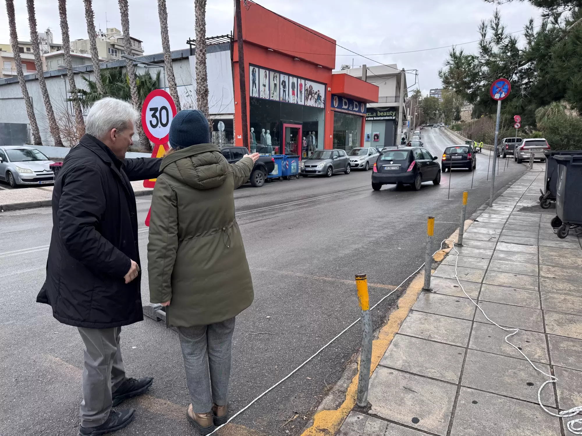 Στις εργασίες διαμόρφωσης της πρώτης πεζής διαδρομής προς το κέντρο ο Αλ. Καλοκαιρινός