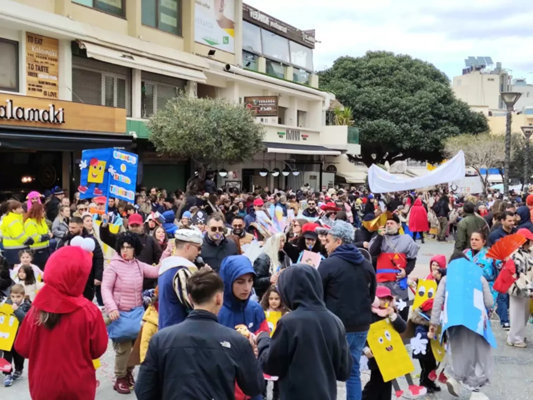 Με το κέφι στα… ύψη το Καστρινό Καρναβάλι