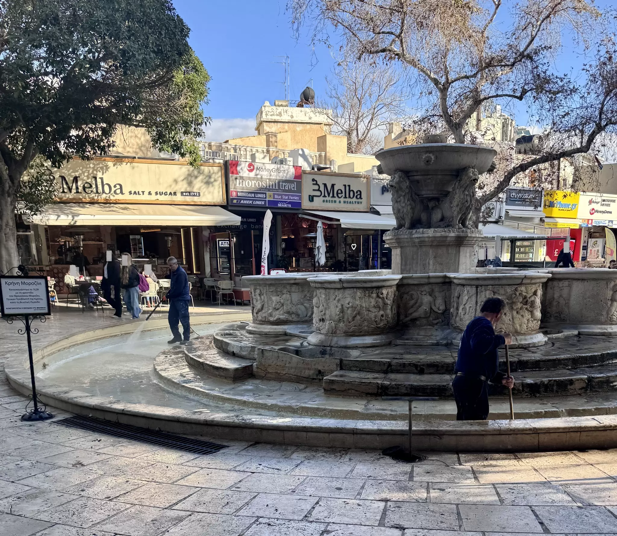 Καθαρισμός της Κρήνης Μοροζίνι από συνεργείο της ΔΕΥΑΗ