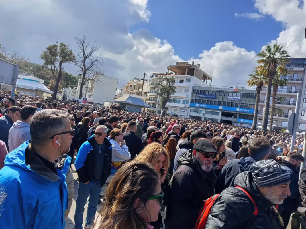 «Λαοθάλασσα» στο Ηράκλειο-Περισσότεροι από 30.000 κόσμος στους δρόμους
