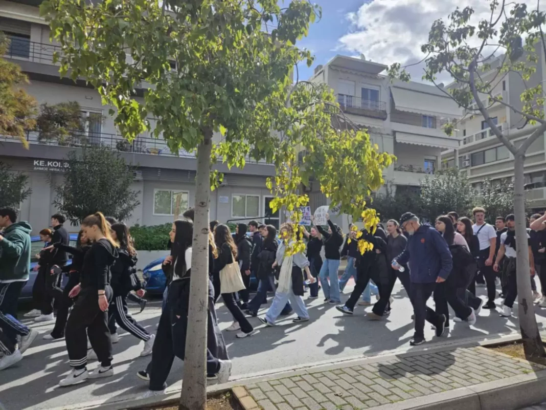 Ο κόσμος συρρέει στο κέντρο του Ηρακλείου για το συλλαλητήριο
