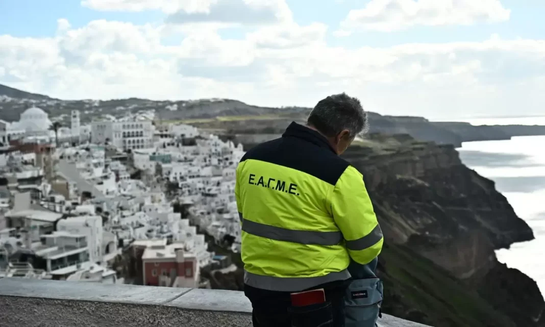 Σαντορίνη: Άνοιξαν τα σχολεία – «Ζούμε στην Ελλάδα του όπου βγει» έγραψε ο Τσελέντης