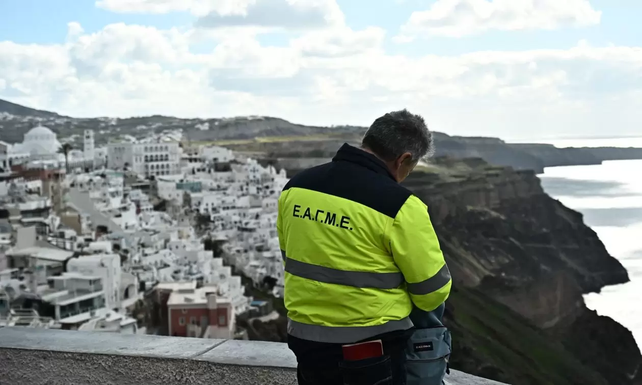Σαντορίνη: Άνοιξαν τα σχολεία – «Ζούμε στην Ελλάδα του όπου βγει» έγραψε ο Τσελέντης