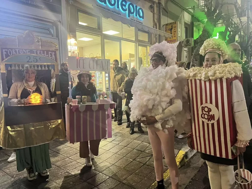 Εντυπωσιακές Κατασκευές στη Νυχτερινή Παρέλαση στο Καρναβάλι του Αγίου Νικολάου