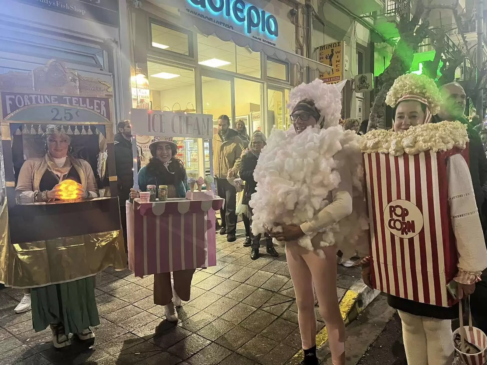 Εντυπωσιακές Κατασκευές στη Νυχτερινή Παρέλαση στο Καρναβάλι του Αγίου Νικολάου