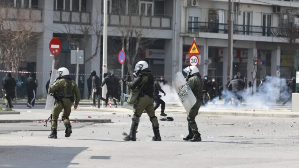 13χρονος στη Θεσσαλονίκη συνελήφθη με μολότοφ μετά τα επεισόδια στην πορεία για τα Τέμπη