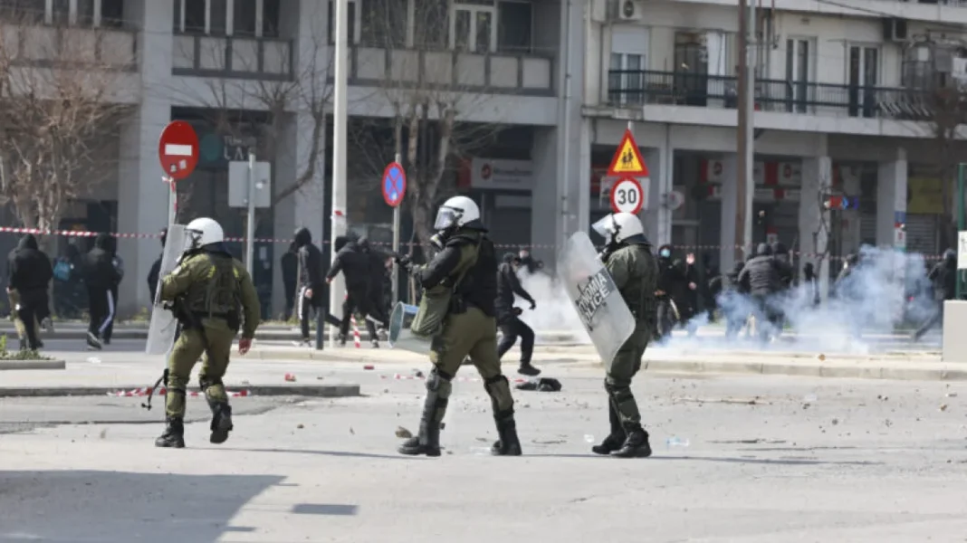 13χρονος στη Θεσσαλονίκη συνελήφθη με μολότοφ μετά τα επεισόδια στην πορεία για τα Τέμπη