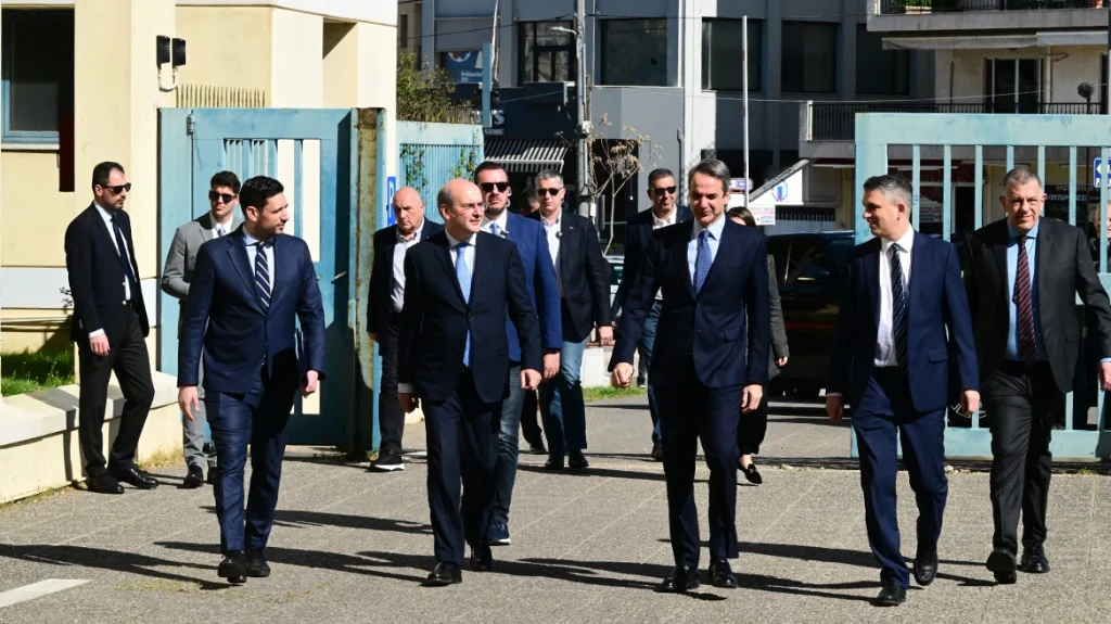 Στο υπουργείο Υποδομών ο Μητσοτάκης – Τον υποδέχθηκαν Δήμας, Κυρανάκης, Ταχιάος