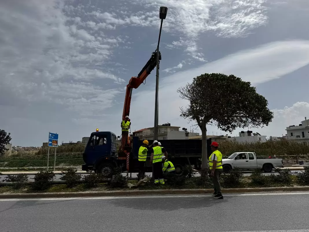 Ολοκληρώθηκε από τον Δήμο Ηρακλείου η προληπτική αντικατάσταση 14 πυλώνων φωτισμού στην παραλιακή