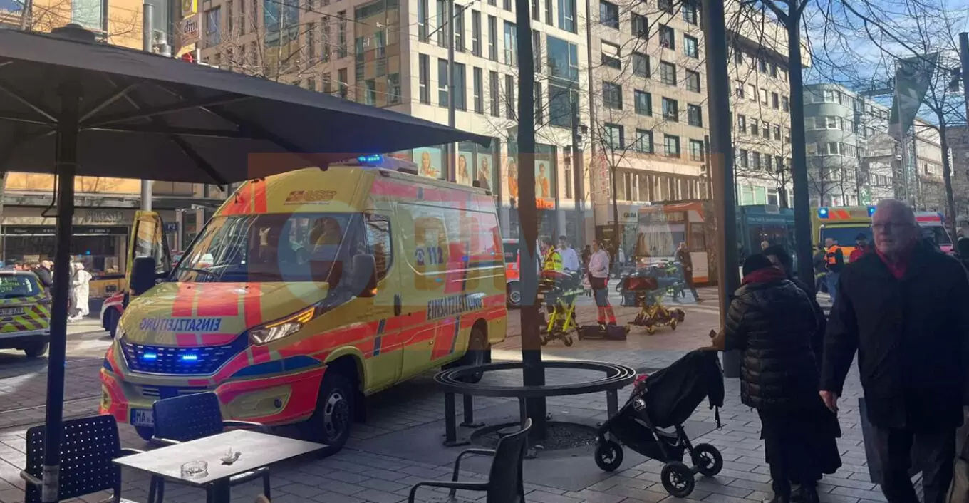 Τρόμος στο Μανχάιμ της Γερμανίας – Ένας νεκρός και πάνω από 25 τραυματίες από αυτοκίνητο που έπεσε σε πλήθος