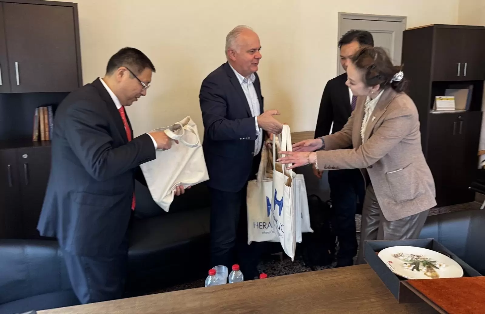 Ενισχύεται η εξωστρέφεια του Δήμου Ηρακλείου – Υποδοχή Κινέζικης αποστολής από το Πινγκτάν στη Λότζια