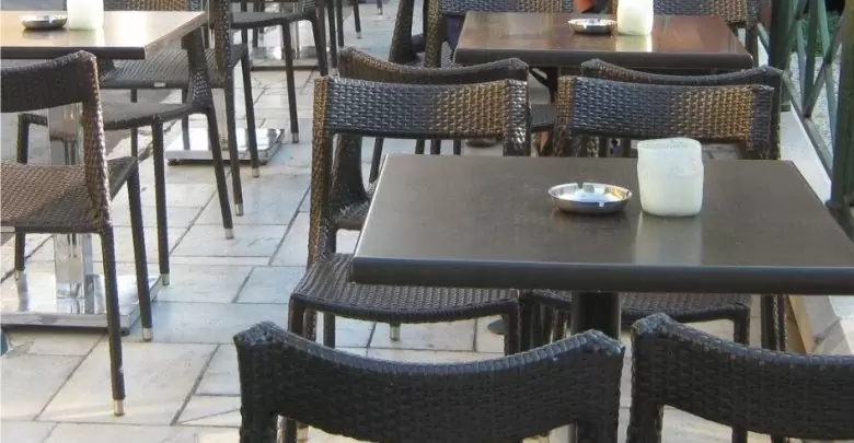 Σωρεία παρατυπιών των καταστημάτων με τα τραπεζοκαθίσματα, διαπιστώνει το Ελεγκτικό Συνέδριο