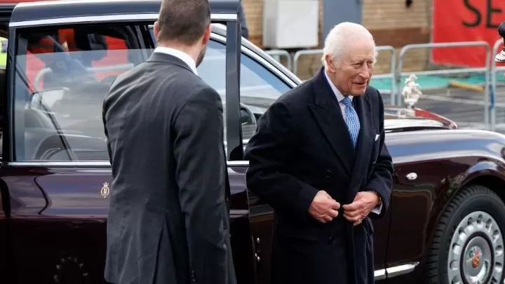 Ο βασιλιάς Κάρολος αποκαλύπτει την αγάπη του για την Κάιλι Μινόγκ