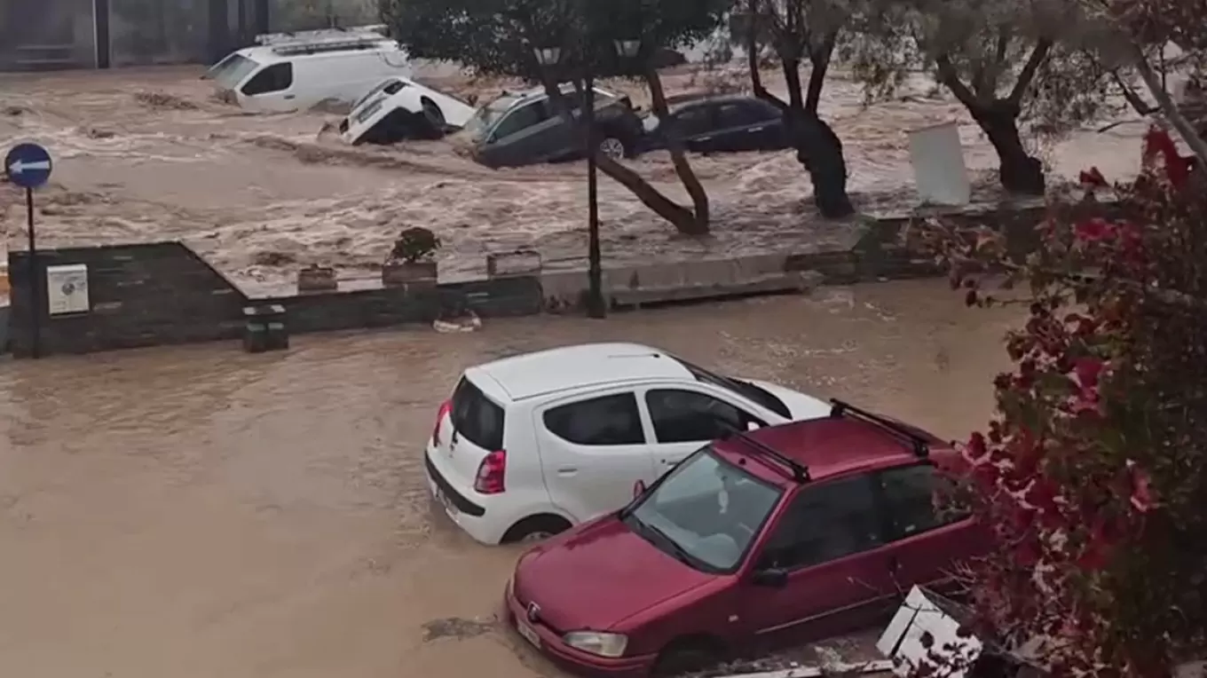 Ισχυρό το χτύπημα της κακοκαιρίας στις Κυκλάδες – Έντονα τα καιρικά φαινόμενα στην Πάρο