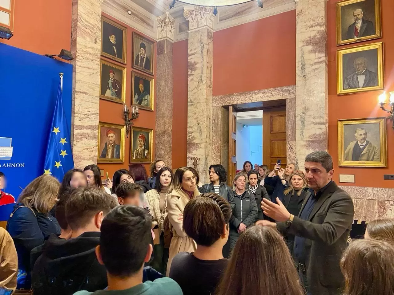 O Λ. Αυγενάκης στη Βουλή με το 30ο Δημοτικό Σχολείο Ηρακλείου και το 3ο Δημοτικό Σχολείο Νέας Αλικαρνασσού