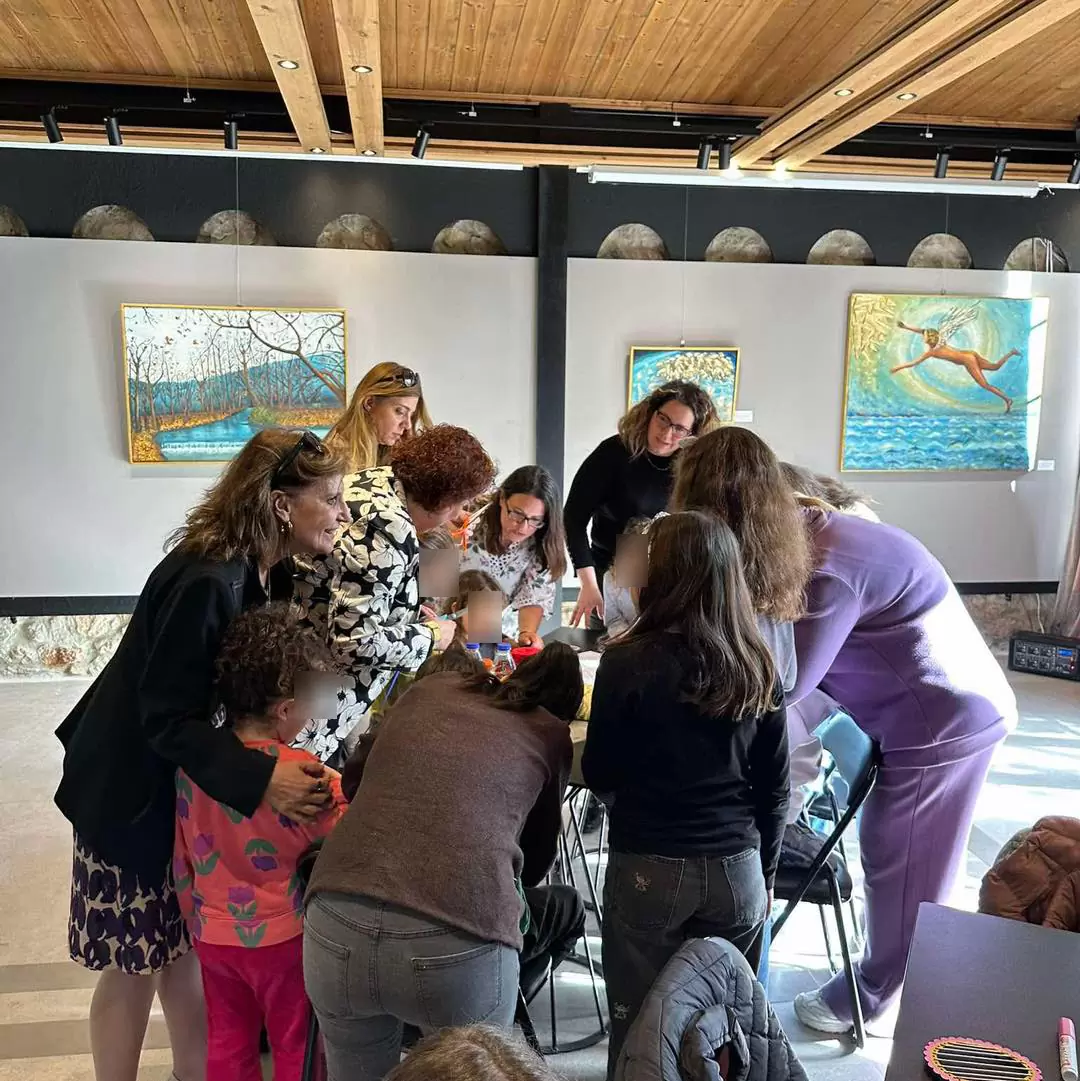 Μεγάλη συμμετοχή παιδιών στο εργαστήριο κατασκευής λαμπάδας στον Πολυχώρο της Δημοτικής Πινακοθήκης του Δήμου Ηρακλείου