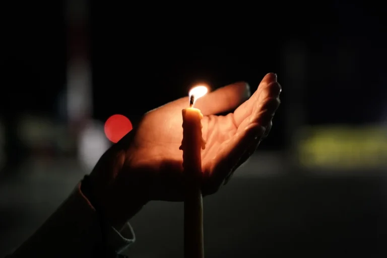 Τι ώρα φτάνει το Άγιο Φως σε Ηράκλειο και Χανιά