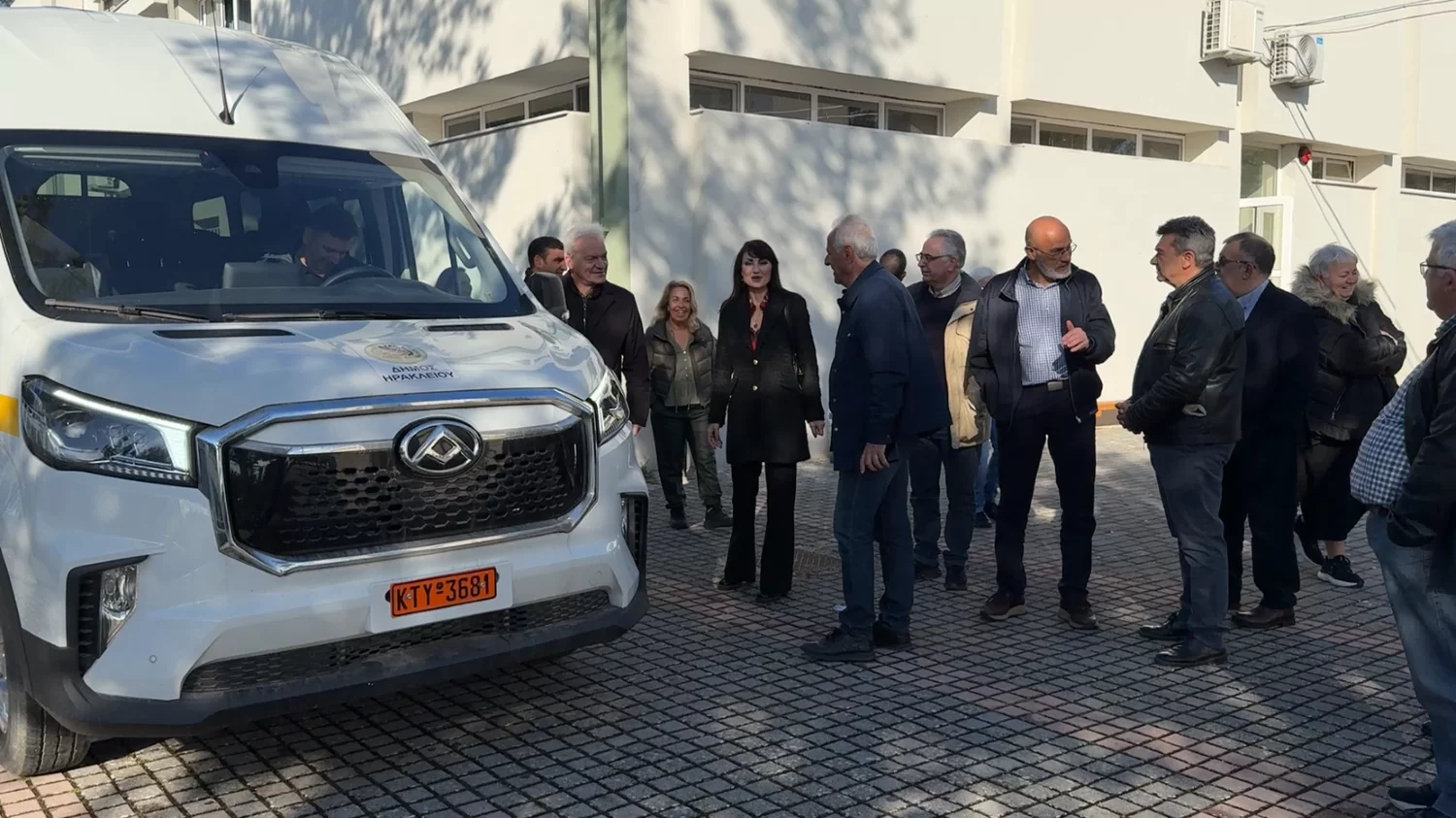 Ένα νέο ηλεκτρικό λεωφορείο για τα παιδιά του Γυμνασίου και Λυκείου Αγίου Μύρωνα